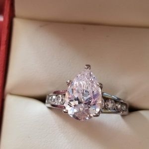 Cz pear solitaire with side stones